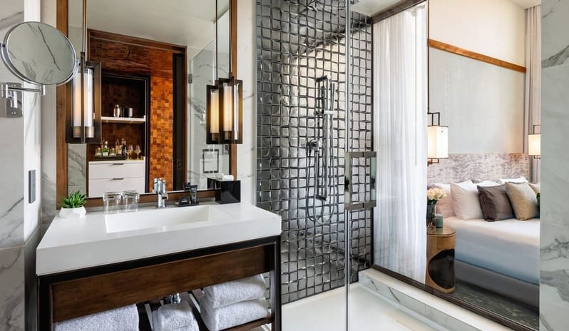 Dream Hollywood -  1 King Bed wit Balcony Bronze Detail